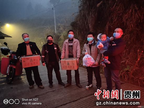 永乐镇和平村民杨艳美夫妇在阴冷的晚上给村卡点送去炭火 永乐镇和平村民杨艳美夫妇在阴冷的晚上给村卡点送去炭火