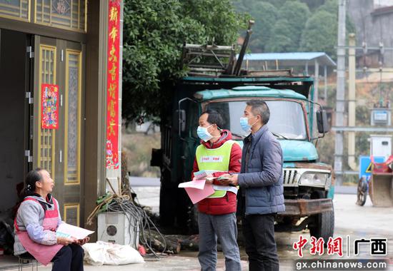 在融安县板榄镇拉叭村,驻村第一书记莫意春正在给村民宣传疫情防控知识。韦荣军 摄 在融安县板榄镇拉叭村,驻村第一书记莫意春正在给村民宣传疫情防控知识。韦荣军 摄