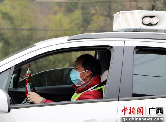 融安县板榄镇拉叭村驻村第一书记莫意春开着 “喇叭”宣传车,在各个村屯循环播放宣传科学防疫知识。韦荣军 摄