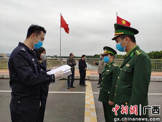 图为中越双方进行物资交接 图为中越双方进行物资交接
