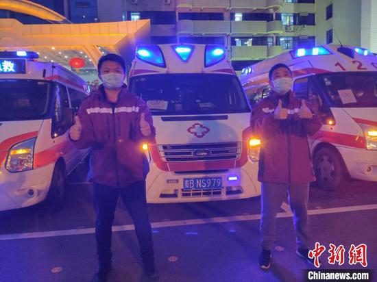 图为救护车驾驶员为鄂州“点赞”。 石小杰 摄 图为救护车驾驶员为鄂州“点赞”。 石小杰 摄