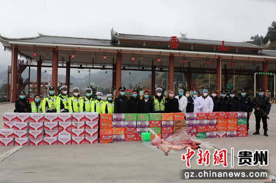 图为雷山信用社和民营企业家给凯雷高速雷山站卡点值守人员捐赠值守物资 杨正道摄 图为雷山信用社和民营企业家给凯雷高速雷山站卡点值守人员捐赠值守物资 杨正道摄