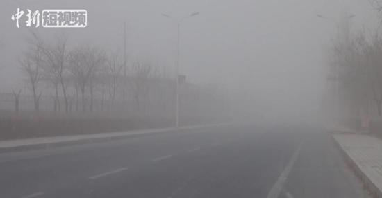 新疆南部小城遭沙塵襲擊 能見度驟降