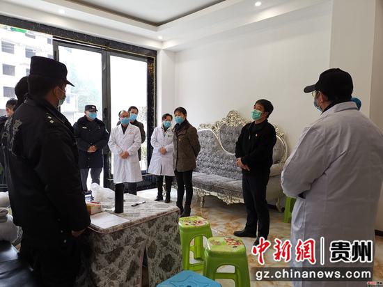 雷山县委副书记、县长袁刚(右二)到隔离酒店督导疫情防控工作 雷山县委副书记、县长袁刚(右二)到隔离酒店督导疫情防控工作
