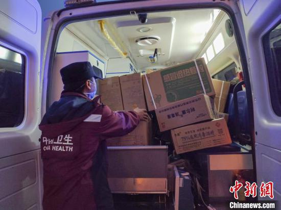 图为医护人员在搬运药品。 石小杰 摄 图为医护人员在搬运药品。 石小杰 摄