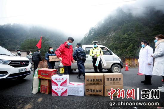 图为爱心人士给卡点值守人员献爱心 图为爱心人士给卡点值守人员献爱心