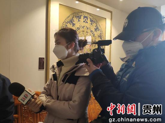工作状态中的梁林杰与刘粒粒 工作状态中的梁林杰与刘粒粒