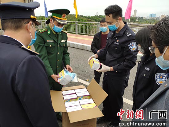 图为中越双方对物资进行现场查验 图为中越双方对物资进行现场查验