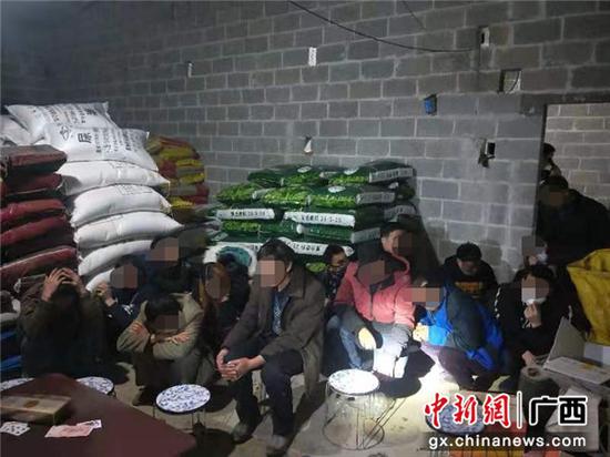 被民警控制住的涉嫌聚众赌博人员 被民警控制住的涉嫌聚众赌博人员