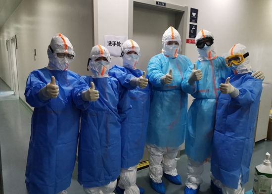 新疆援鄂医者防护服上写下“羊肉串”等菜名 愿患者乐观