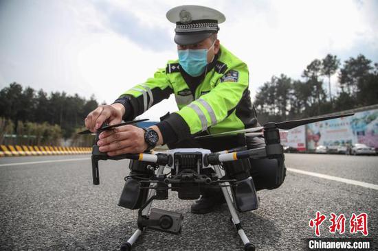 一名交警在调试无人机。 瞿宏伦 摄 一名交警在调试无人机。 瞿宏伦 摄