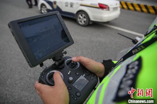 一名交警在操作无人机。 瞿宏伦 摄 一名交警在操作无人机。 瞿宏伦 摄