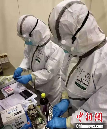 醫療隊的特殊防護服 “帶上”新疆美食來解饞