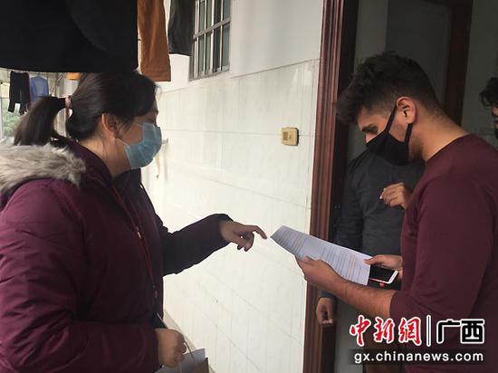 图为潘夏宁和留学生沟通。南师宣 摄 图为潘夏宁和留学生沟通。南师宣 摄