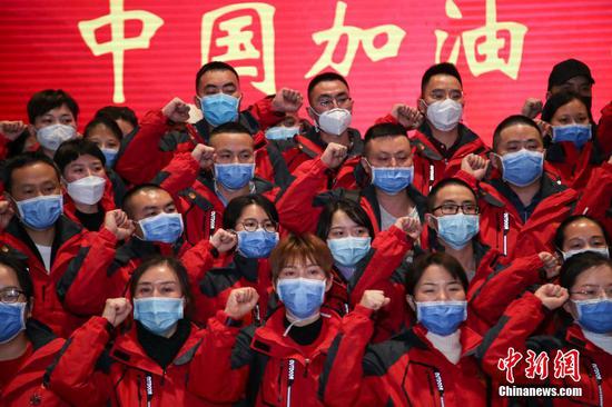 2月16日晚,医护人员出发前宣誓。当晚,由遵义医科大学附属医院、第二附属医院141名医护人员组成的贵州省第六批医疗队从贵阳龙洞堡机场出发,赴湖北鄂州开展新型冠状病毒感染的肺炎救治工作。截至目前,贵州省共派出909人赴湖北全力开展医疗救治工作,其中援鄂医疗队6批892人、防疫分队1批17人。 中新社记者 瞿宏伦 摄 2月16日晚,医护人员出发前宣誓。当晚,由遵义医科大学附属医院、第二附属医院141名医护人员组成的贵州省第六批医疗队从贵阳龙洞堡机场出发,赴湖北鄂州开展新型冠状病毒感染的肺炎救治工作。截至目前,贵州省共派出909人赴湖北全力开展医疗救治工作,其中援鄂医疗队6批892人、防疫分队1批17人。 中新社记者 瞿宏伦 摄