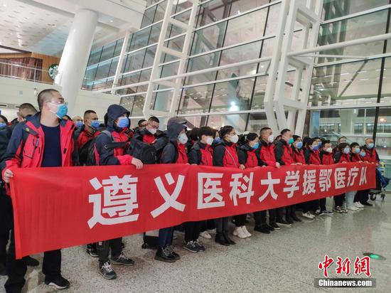 2月16日晚,贵州省第六批医疗队141名医护人员抵达武汉天河机场,将转乘大巴车赴湖北鄂州开展新型冠状病毒感染的肺炎救治工作。截至目前,贵州省共派出909人到湖北全力开展医疗救治工作,其中医疗队6批892人、防疫分队1批17人。 中新社记者 石小杰 摄 2月16日晚,贵州省第六批医疗队141名医护人员抵达武汉天河机场,将转乘大巴车赴湖北鄂州开展新型冠状病毒感染的肺炎救治工作。截至目前,贵州省共派出909人到湖北全力开展医疗救治工作,其中医疗队6批892人、防疫分队1批17人。 中新社记者 石小杰 摄