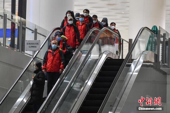 2月16日晚,贵州省第六批医疗队141名医护人员抵达武汉天河机场,将转乘大巴车赴湖北鄂州开展新型冠状病毒感染的肺炎救治工作。截至目前,贵州省共派出909人到湖北全力开展医疗救治工作,其中医疗队6批892人、防疫分队1批17人。 中新社记者 石小杰 摄 2月16日晚,贵州省第六批医疗队141名医护人员抵达武汉天河机场,将转乘大巴车赴湖北鄂州开展新型冠状病毒感染的肺炎救治工作。截至目前,贵州省共派出909人到湖北全力开展医疗救治工作,其中医疗队6批892人、防疫分队1批17人。 中新社记者 石小杰 摄