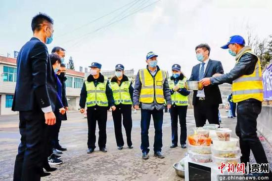 盘州醉牛黔汤餐饮管理有限公司为交警、派出所民警送爱心餐。 盘州醉牛黔汤餐饮管理有限公司为交警、派出所民警送爱心餐。