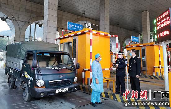 图为友谊关边检站民警在检查。 图为友谊关边检站民警在检查。