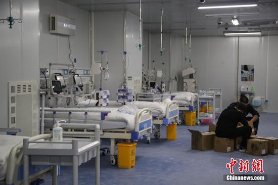 2月17日,工作人员在医院ICU病房安装设备。医院规划面积3.2万平方米,总投资约2.7亿元,床位491张,其中改造床位76张、新建床位415个。计划分三期建设,一期床位118个,包含30个ICU床位,参照武汉市火神山医院、雷神山医院设计,以装配式集装箱为组成单元。中新社记者 瞿宏伦 摄 2月17日,工作人员在医院ICU病房安装设备。医院规划面积3.2万平方米,总投资约2.7亿元,床位491张,其中改造床位76张、新建床位415个。计划分三期建设,一期床位118个,包含30个ICU床位,参照武汉市火神山医院、雷神山医院设计,以装配式集装箱为组成单元。中新社记者 瞿宏伦 摄