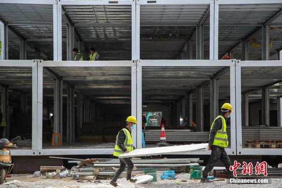 2月17日,工人正在抓紧建设项目二期工程。项目一、二、三期同步开工建设。一期工程15日交付并投入使用。中新社记者 瞿宏伦 摄 2月17日,工人正在抓紧建设项目二期工程。项目一、二、三期同步开工建设。一期工程15日交付并投入使用。中新社记者 瞿宏伦 摄
