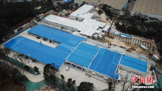 2月17日,航拍贵州省级新冠肺炎集中救治医院将军山医院。贵州省级新冠肺炎集中救治点将军山医院一期工程日前交付使用,集中收治重症和危重症确诊病例患者。按照“集中病例、集中专家、集中资源、集中治疗”的原则抓好新冠肺炎医疗救治工作,贵州1月24日将贵阳市公共卫生救治中心确定为集中救治医院,对救治中心大水沟院区原有76张床位进行改造,并新建院区,2月7日,贵州省将军山医院成立。中新社记者 瞿宏伦 摄 2月17日,航拍贵州省级新冠肺炎集中救治医院将军山医院。贵州省级新冠肺炎集中救治点将军山医院一期工程日前交付使用,集中收治重症和危重症确诊病例患者。按照“集中病例、集中专家、集中资源、集中治疗”的原则抓好新冠肺炎医疗救治工作,贵州1月24日将贵阳市公共卫生救治中心确定为集中救治医院,对救治中心大水沟院区原有76张床位进行改造,并新建院区,2月7日,贵州省将军山医院成立。中新社记者 瞿宏伦 摄