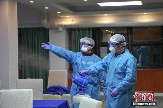 2名工作人员正在用消杀设备消毒。石小杰 摄 2名工作人员正在用消杀设备消毒。石小杰 摄