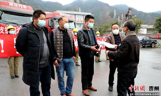 贵州毕节"全国劳模"熊廷顺携子女援助鄂州60吨大米