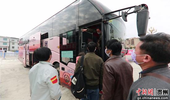农民工们正有序排队上车 农民工们正有序排队上车
