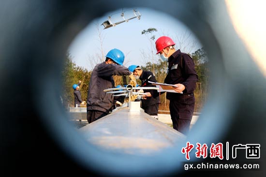 在南方电网广西柳州供电局110千伏凉亭(江口)送变电工程施工现场,工作人员在采取了严格的防疫和安全措施后,分组对钢管塔实施组装。邹振远 摄 在南方电网广西柳州供电局110千伏凉亭(江口)送变电工程施工现场,工作人员在采取了严格的防疫和安全措施后,分组对钢管塔实施组装。邹振远 摄
