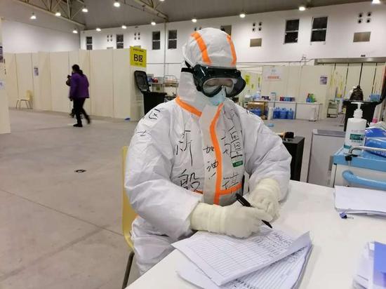 新疆援武汉护士母亲冀女儿殷琪:疫情早结束 平安凯旋