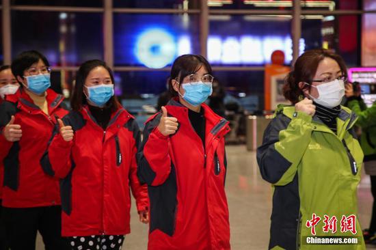 2月19日晚,医护人员出发前加油打气。当晚,贵州省第七批医疗队147名医护人员从贵阳龙洞堡机场出发,赴湖北武汉开展新型冠状病毒感染的肺炎救治工作。同时,贵州省第二批支援湖北鄂州防疫队5名疾控专家和中医专家队22人也同机出发,前往鄂州支援疫情防治。 中新社记者 瞿宏伦 摄 2月19日晚,医护人员出发前加油打气。当晚,贵州省第七批医疗队147名医护人员从贵阳龙洞堡机场出发,赴湖北武汉开展新型冠状病毒感染的肺炎救治工作。同时,贵州省第二批支援湖北鄂州防疫队5名疾控专家和中医专家队22人也同机出发,前往鄂州支援疫情防治。 中新社记者 瞿宏伦 摄