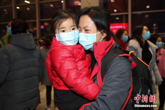 2月19日晚,一名医护人员和女儿告别。当晚,贵州省第七批医疗队147名医护人员从贵阳龙洞堡机场出发,赴湖北武汉开展新型冠状病毒感染的肺炎救治工作。同时,贵州省第二批支援湖北鄂州防疫队5名疾控专家和中医专家队22人也同机出发,前往鄂州支援疫情防治。 中新社记者 瞿宏伦 摄 2月19日晚,一名医护人员和女儿告别。当晚,贵州省第七批医疗队147名医护人员从贵阳龙洞堡机场出发,赴湖北武汉开展新型冠状病毒感染的肺炎救治工作。同时,贵州省第二批支援湖北鄂州防疫队5名疾控专家和中医专家队22人也同机出发,前往鄂州支援疫情防治。 中新社记者 瞿宏伦 摄