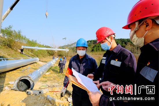 2月18日,南方电网广西柳州供电局110千伏凉亭(江口)送变电工程正式复工,该局党员突击队在现场监督防疫、安全措施落实,并对工程质量严格把关,保障工程按时保质完成。邹振远 摄 2月18日,南方电网广西柳州供电局110千伏凉亭(江口)送变电工程正式复工,该局党员突击队在现场监督防疫、安全措施落实,并对工程质量严格把关,保障工程按时保质完成。邹振远 摄