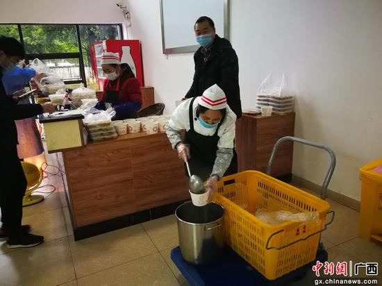 柳州铁道职业技术学院在元宵节给同学们赠送汤圆。