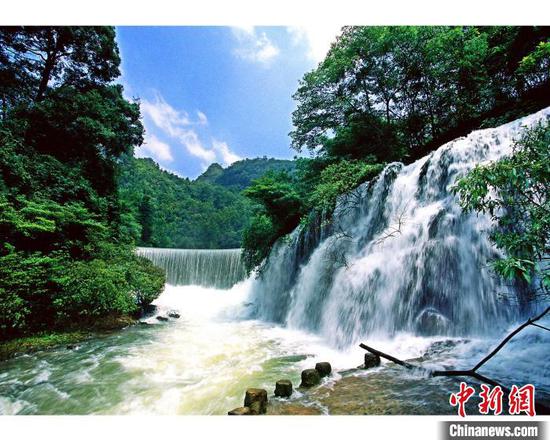 荔波小七孔臥龍潭瀑布 周樹元 攝 荔波小七孔臥龍潭瀑布 周樹元 攝