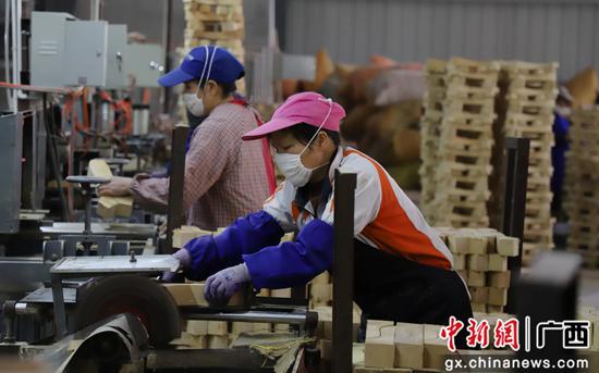 工人正在劳作。吴小舒 摄 工人正在劳作。吴小舒 摄