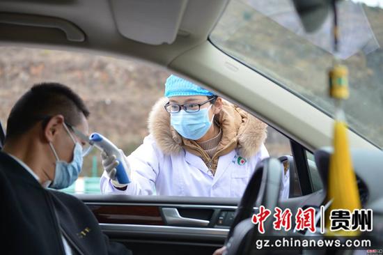 图为工作人员为司乘人员检测体温。盘州市委宣传部供图 图为工作人员为司乘人员检测体温。盘州市委宣传部供图