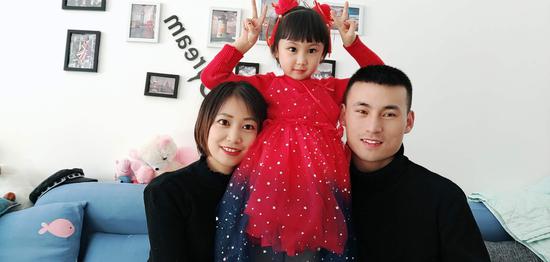 乌鲁木齐航空安全员王大雄:夫妻同心,抵疫