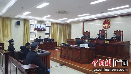 图为庭审现场。邓煜 摄 图为庭审现场。邓煜 摄