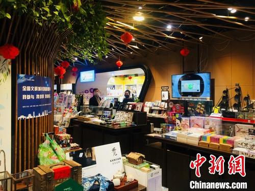 2月18日,贵阳商场恢复营业,市民戴口罩进行购物。 张伟 摄 2月18日,贵阳商场恢复营业,市民戴口罩进行购物。 张伟 摄