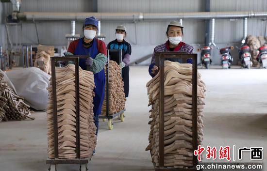 工人正在作业。吴小舒 摄 工人正在作业。吴小舒 摄