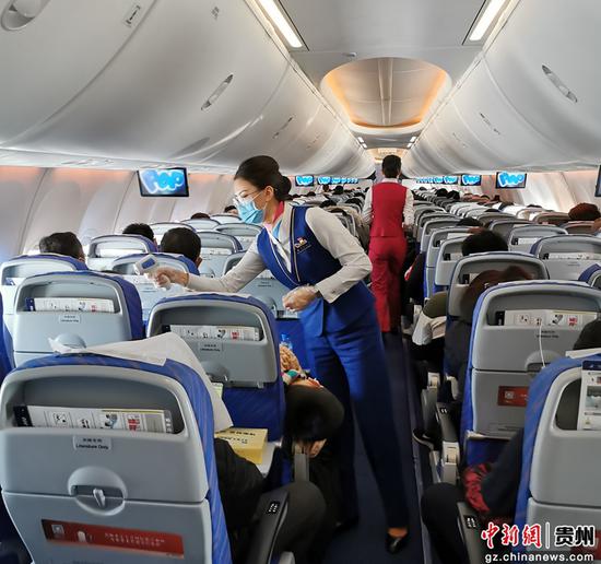 圖為空乘人員為旅客檢測體溫。南航貴州公司供圖 圖為空乘人員為旅客檢測體溫。南航貴州公司供圖