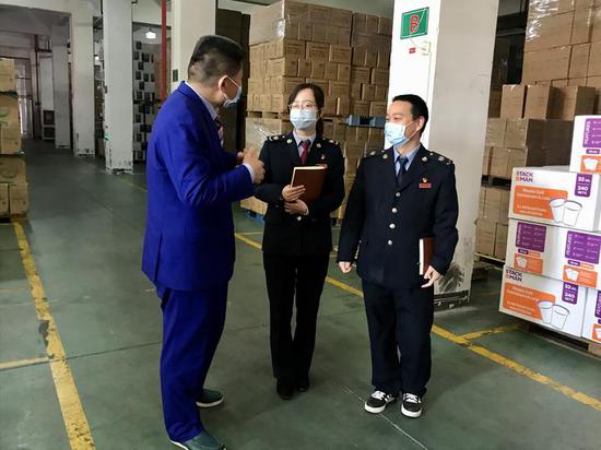 图为税务部门进企指导。 镇海宣传部供图