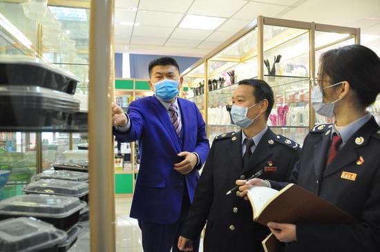 图为税务部门进企指导。 镇海宣传部供图