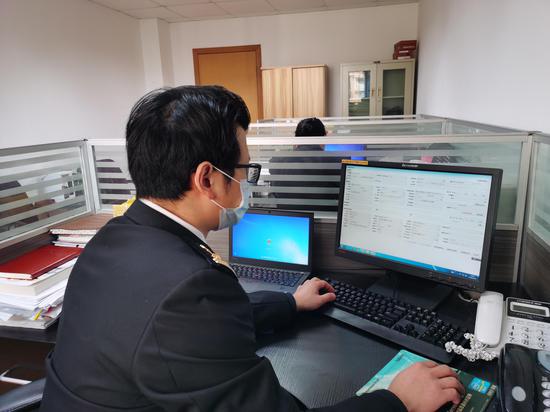 图为嵊泗海关关员网上受理企业申报业务。 嵊泗海关供图