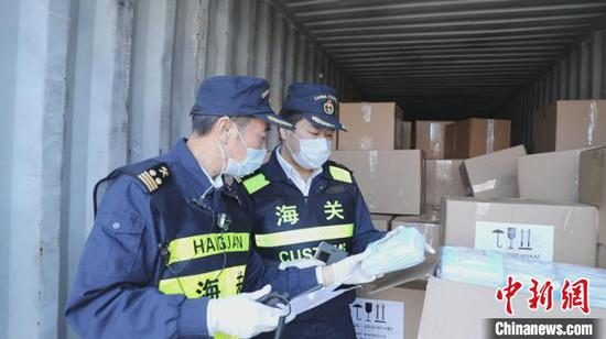 新疆霍尔果斯铁路口岸首次验放进口防疫物资