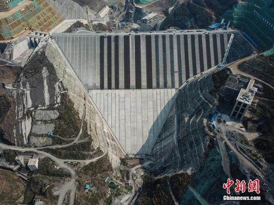 2月25日,航拍正在建设中的夹岩水利枢纽工程项目。近日,坝址位于贵州省毕节市纳雍县的夹岩水利枢纽工程项目在做好疫情防控的同时有序复工,截至目前,项目复工工作面77个,占总工作面的32.6%。据悉,该工程是贵州省目前在建规模最大水利枢纽工程,大坝高154米、长429米,水库正常蓄水位高程1323米,总库容13.23亿立方米。 中新社记者 瞿宏伦 摄 2月25日,航拍正在建设中的夹岩水利枢纽工程项目。近日,坝址位于贵州省毕节市纳雍县的夹岩水利枢纽工程项目在做好疫情防控的同时有序复工,截至目前,项目复工工作面77个,占总工作面的32.6%。据悉,该工程是贵州省目前在建规模最大水利枢纽工程,大坝高154米、长429米,水库正常蓄水位高程1323米,总库容13.23亿立方米。 中新社记者 瞿宏伦 摄