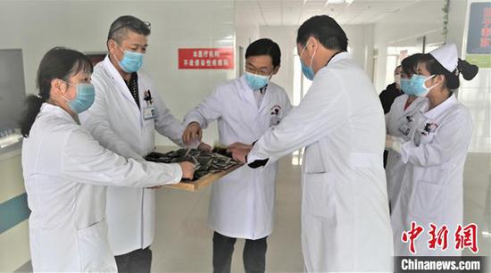  河北医科大学第三医院铁门关医院为医护人员分发预防新冠肺炎中药汤剂。　杜炳勋　摄