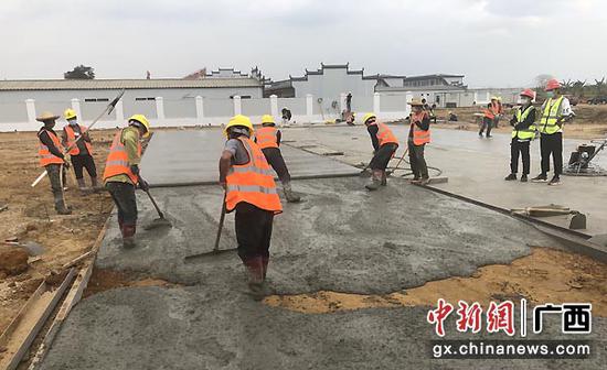 2月27日，工人们正在进行南玉高铁5-1标段4#梁场场地硬化作业。 杨清峰  摄